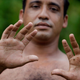 Illustration for article titled This mans hands are no optical illusion